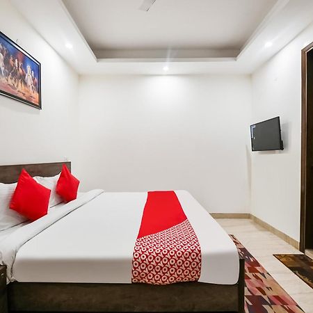 Hotel O Premium Rooms Chhatarpur Új-Delhi Kültér fotó