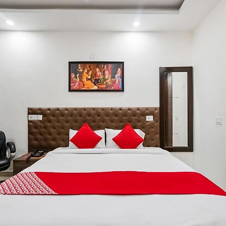 Hotel O Premium Rooms Chhatarpur Új-Delhi Kültér fotó