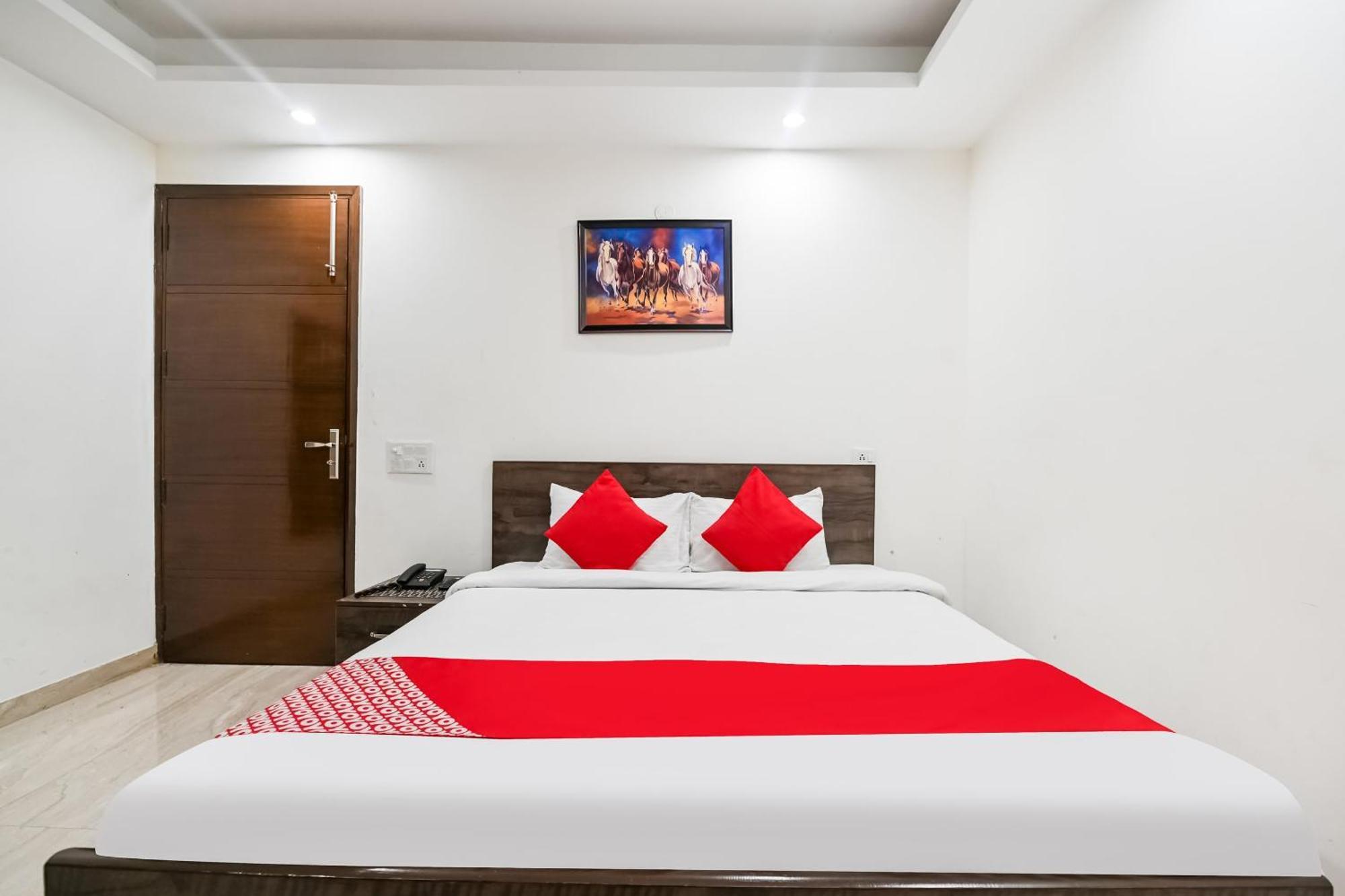 Hotel O Premium Rooms Chhatarpur Új-Delhi Kültér fotó